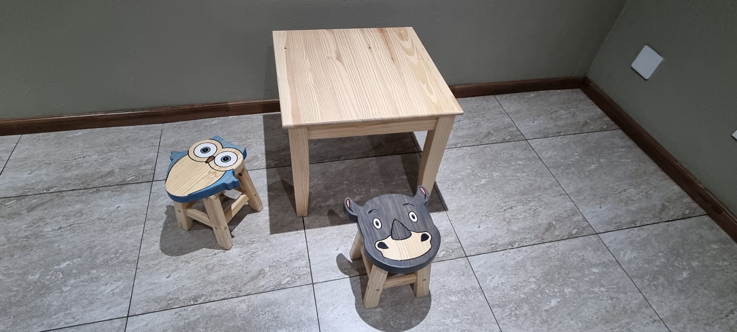 Bosveld Dekor Toddler Table & Animal character chairs